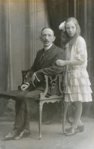 876217 Studioportret van Nicolaas Kool met zijn dochter Rika uit de Korte Viestraat in Wijk C te Utrecht, waar hij een ...